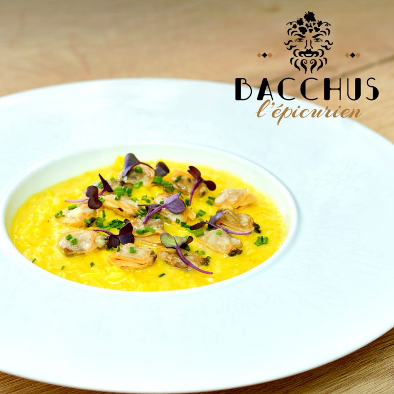 Le Risotto Arborio crémeux au safran, palourdes nacrées au jus